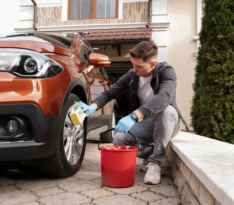 Lavage auto à domicile La Mothe-Saint-Héray : professionnel intervenant sur un véhicule